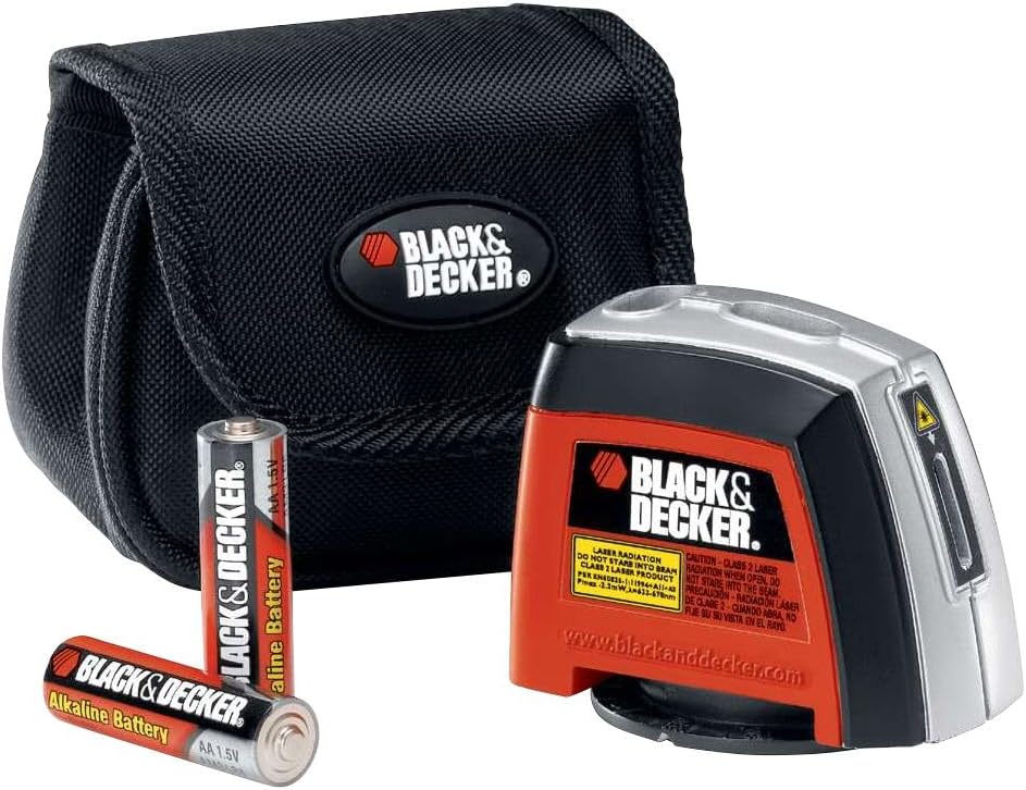 白色背景上的 BLACK+DECKER BDL220S 激光水平仪，旁边摆着黑色收纳袋和两节 AA 电池。