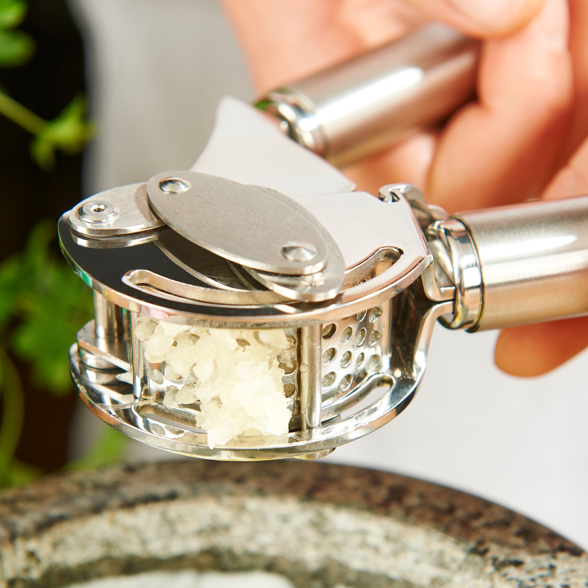 RÖSLE 12895 garlic press extruding garlic beside its scraper