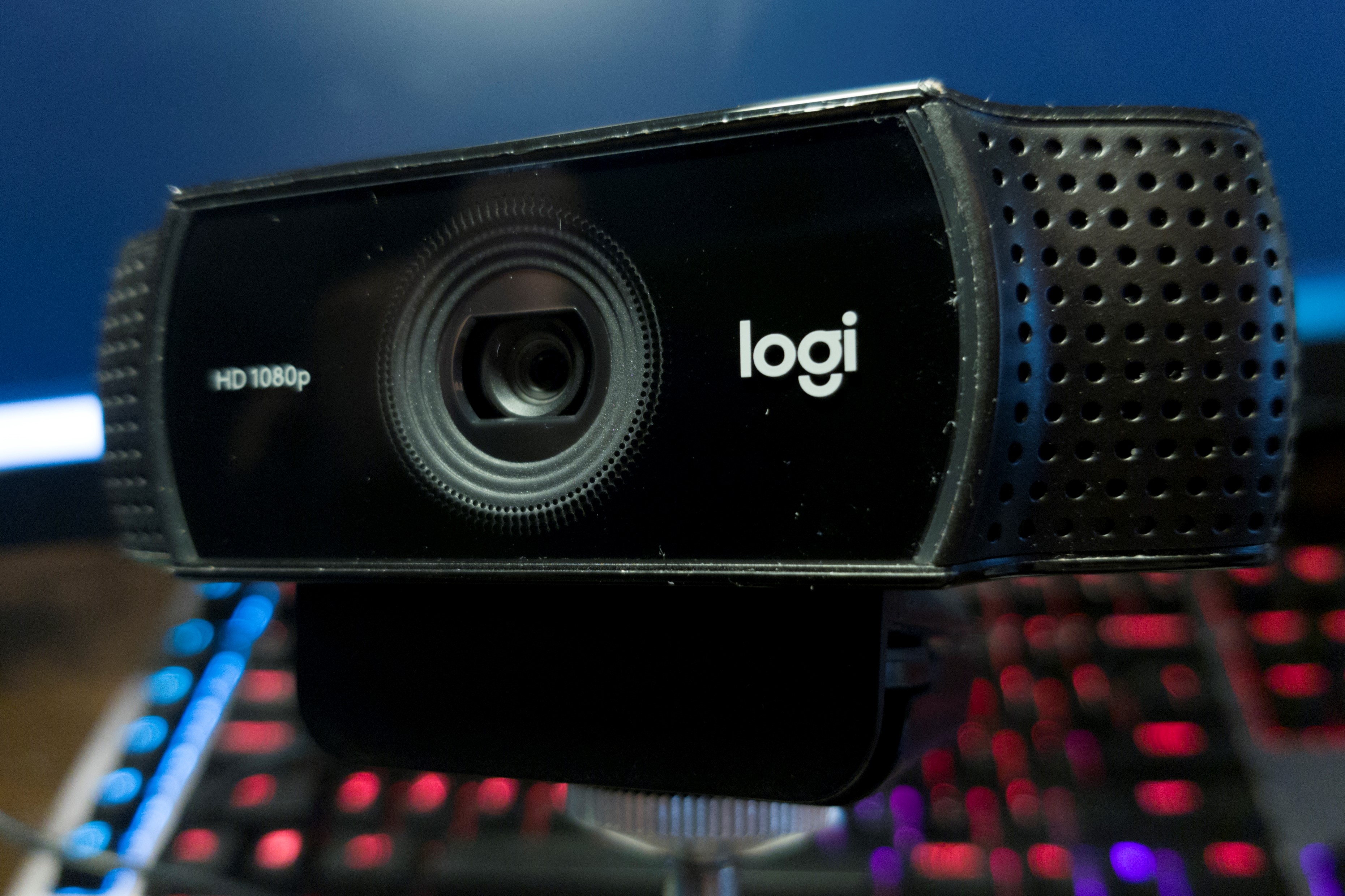 Software Tutorial Desk: Logitech C920, G502 HERO, and Sony MDR-7506 — Camera, Commands, Playback