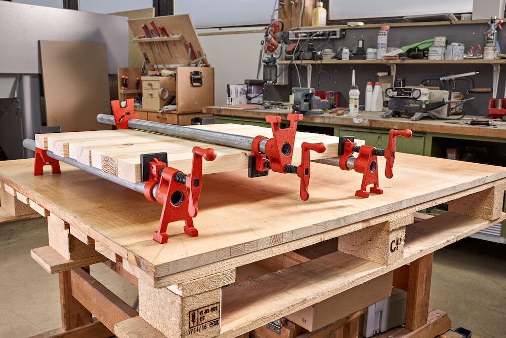 三套装在管上的夹具在工作台上夹持木板