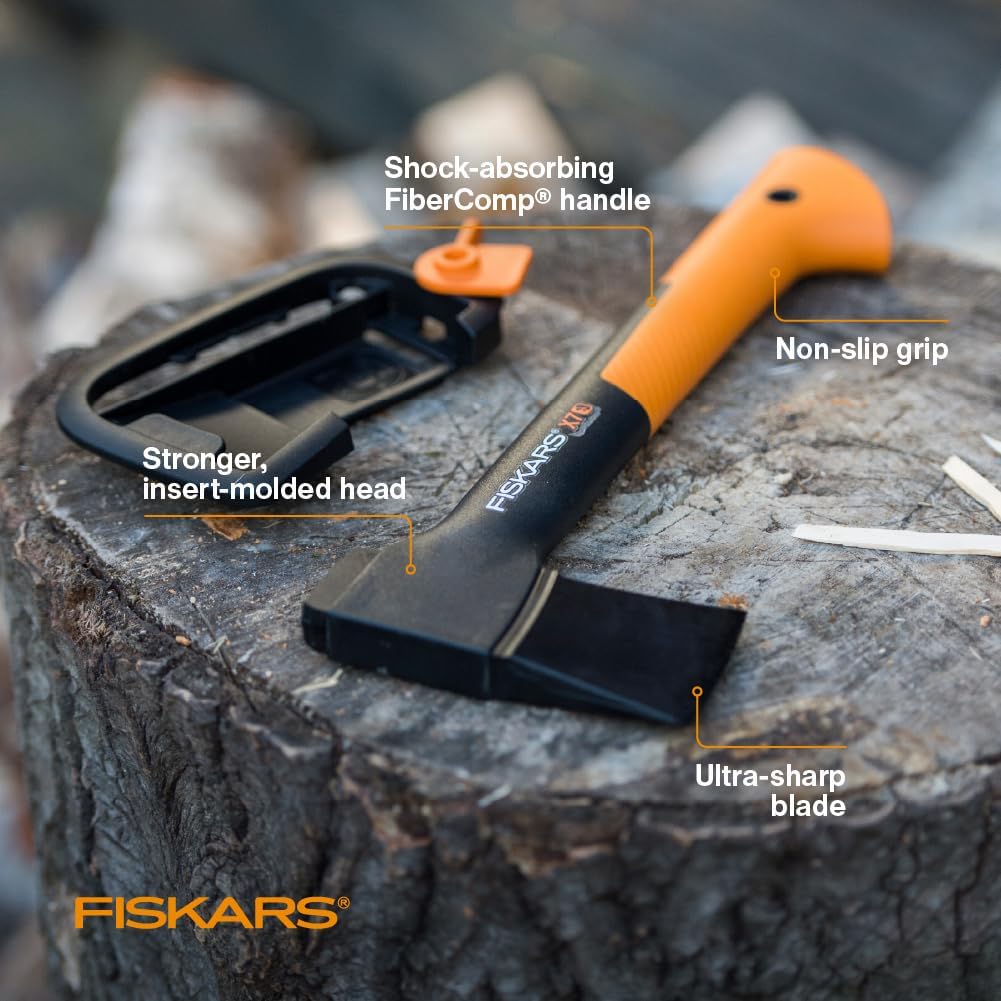 放在树桩上的 Fiskars X7，旁边可见独立保护套。