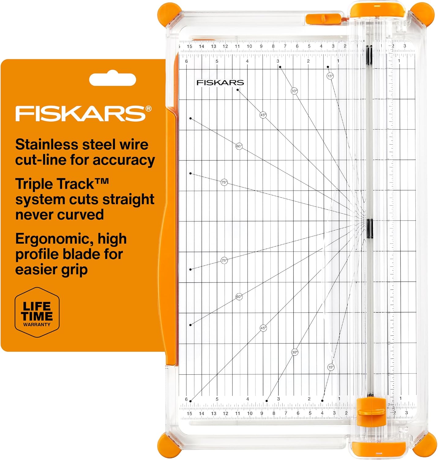 用 Fiskars SureCut Deluxe 裁纸器，对准卡片边框再下刀