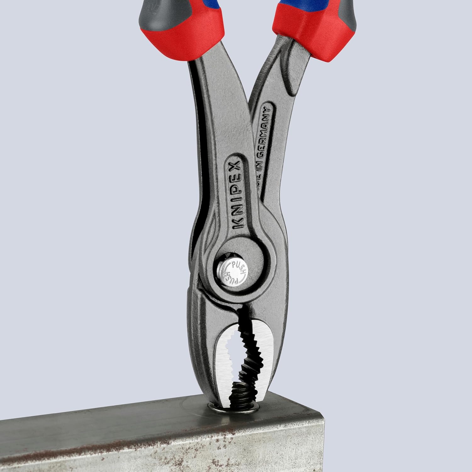 KNIPEX TwinGrip 前端钳口夹住一颗外露的损坏螺钉头。