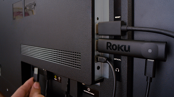 Roku Streaming Stick Plus 插入电视 HDMI，并通过电视 USB 接口供电