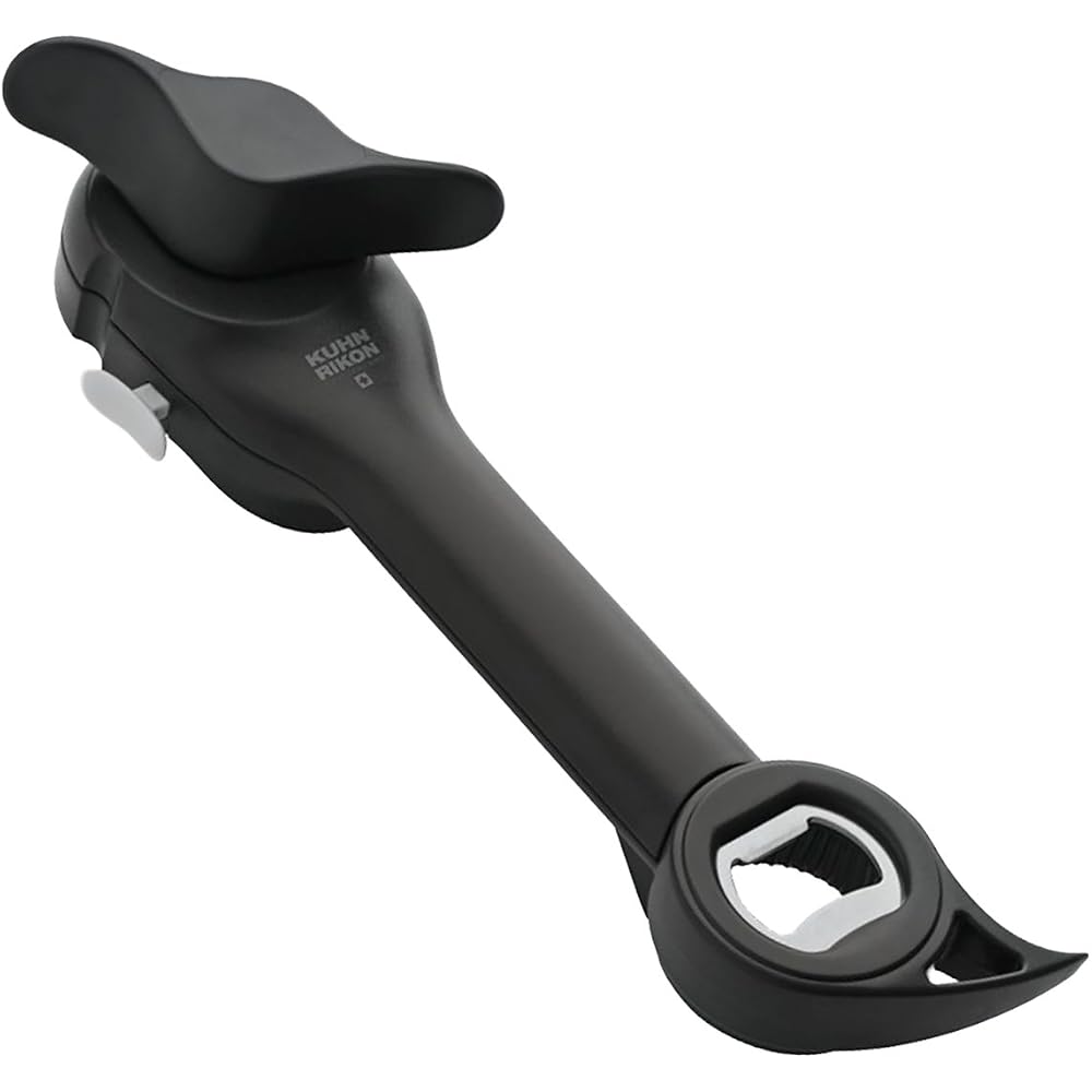 准确黑色 Kuhn Rikon Master Opener 的斜角特写，可见旋钮、白色夹钳按钮和开瓶端。