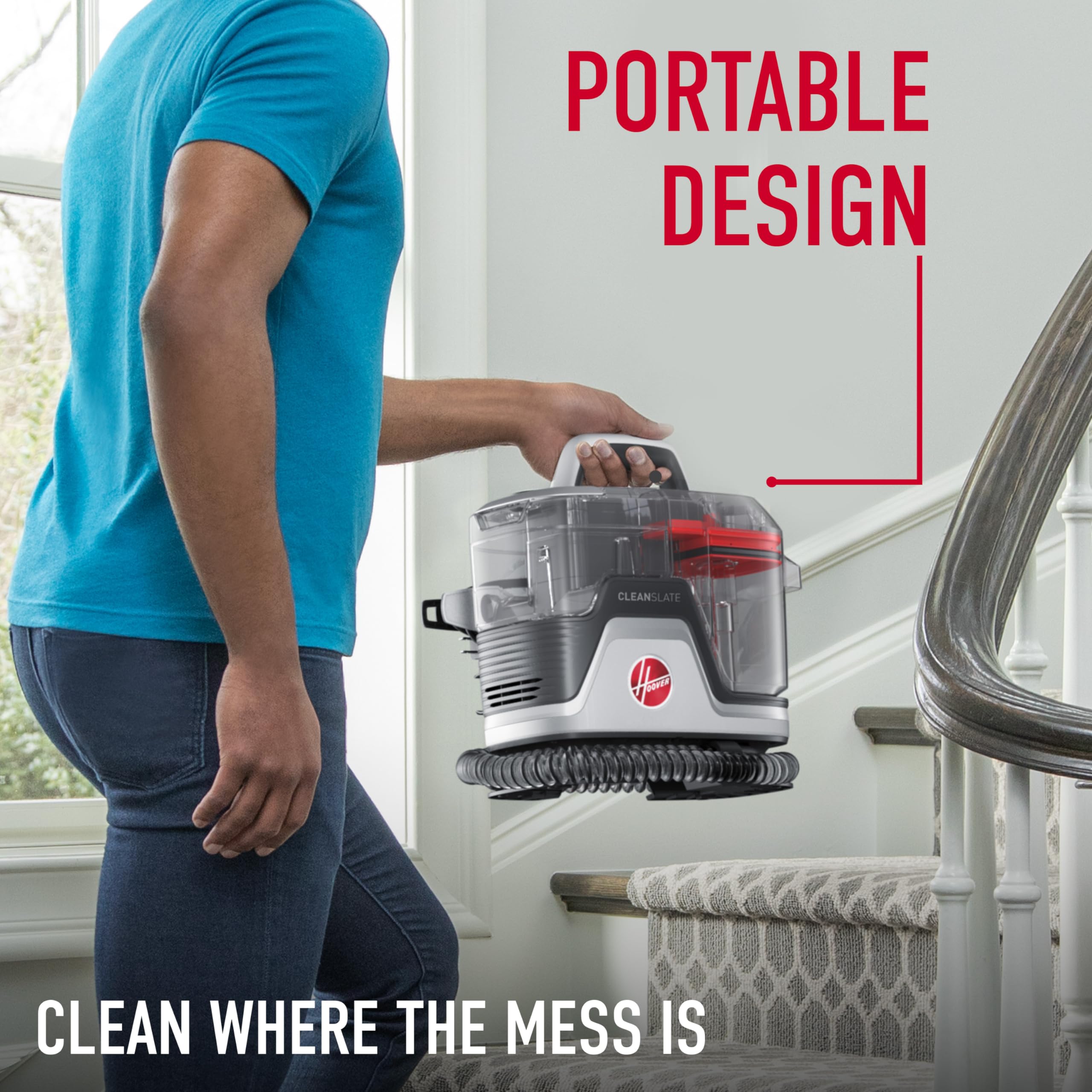 Hoover CleanSlate Plus FH14050 被提至铺有地毯的楼梯旁。