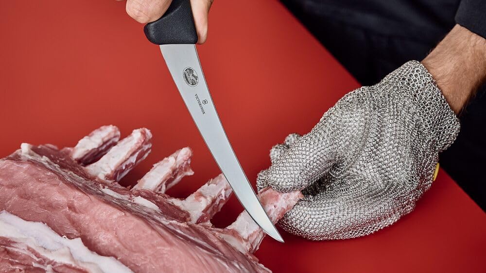 原始供应商肉类准备情境，展示 Victorinox 弯刃剔骨刀。