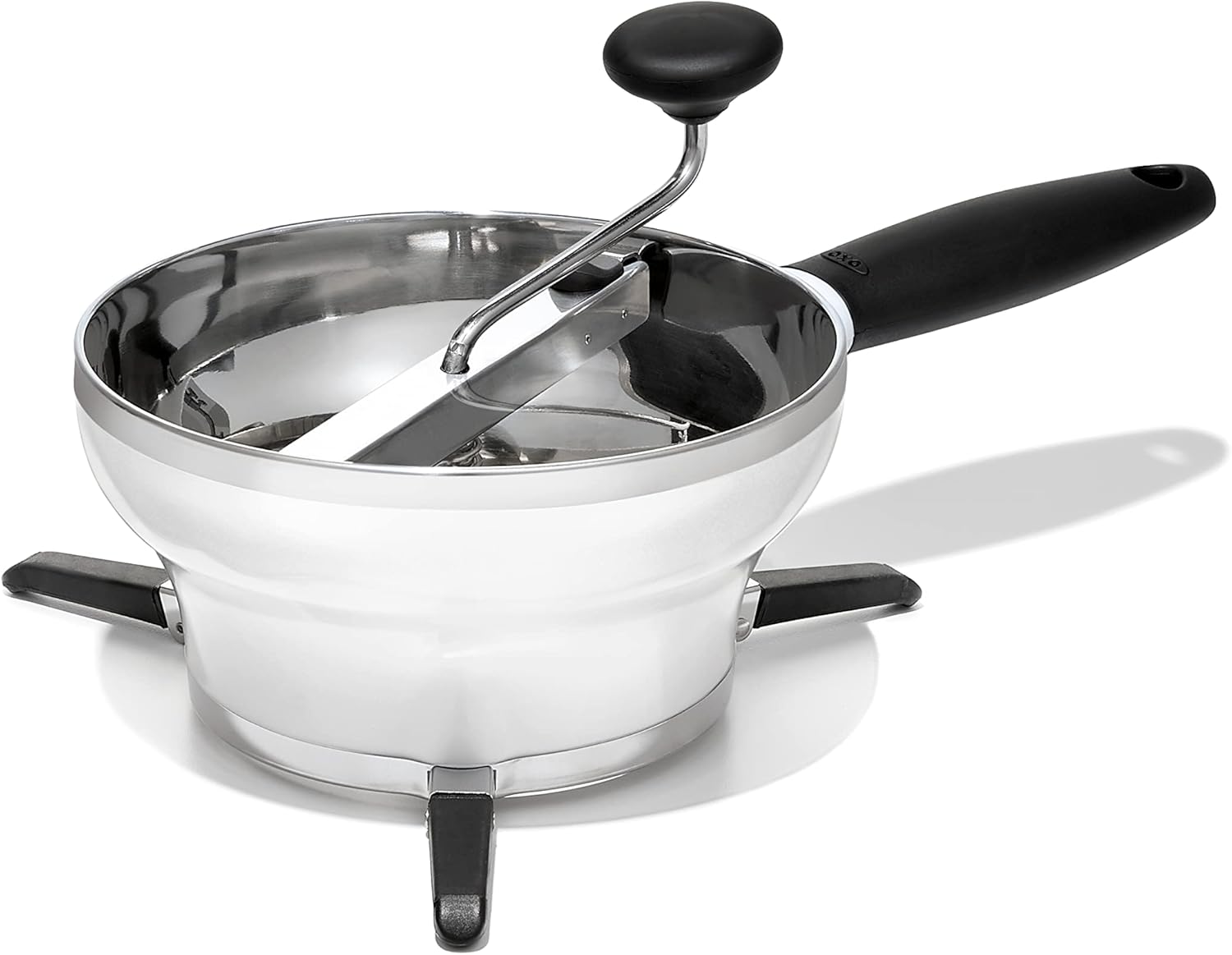 OXO 食物研磨器，带不锈钢内碗、白色外壁、黑色握柄、手摇柄和三个展开的支脚。