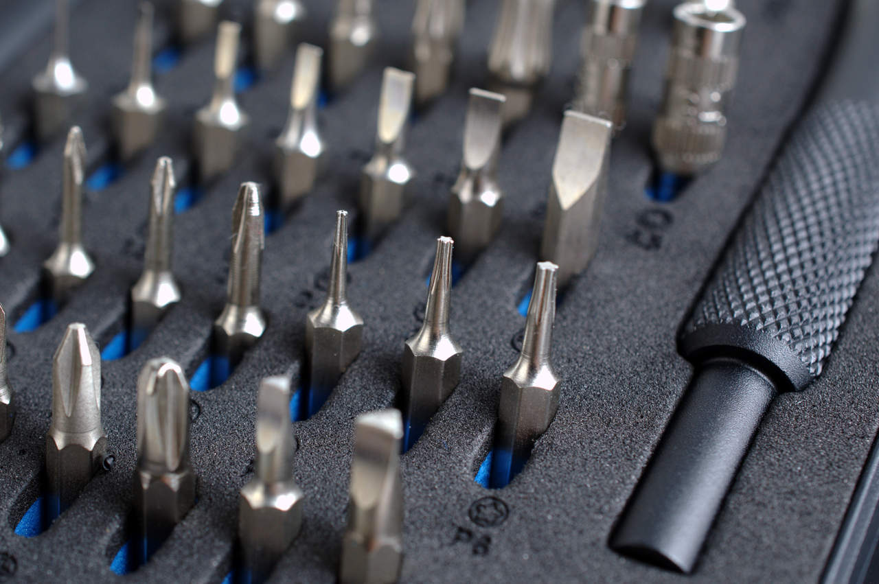 Close-up of precision bits in the Mako foam insert beside the black knurled driver.